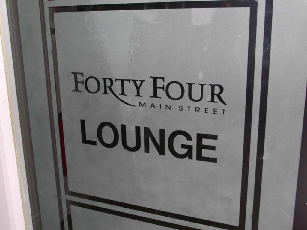 Forty Four Main Street Hotel Swords Exterior foto